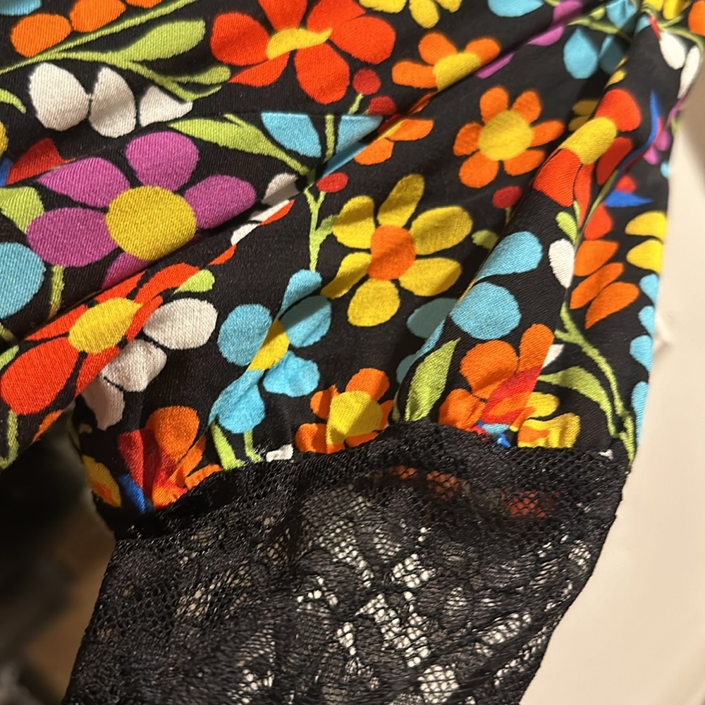 Flower dress with a black lace edge - Picture 11 of 12